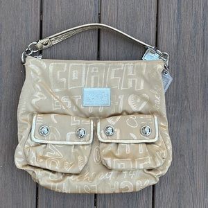 Coach shoulder bag with 2 front pockets